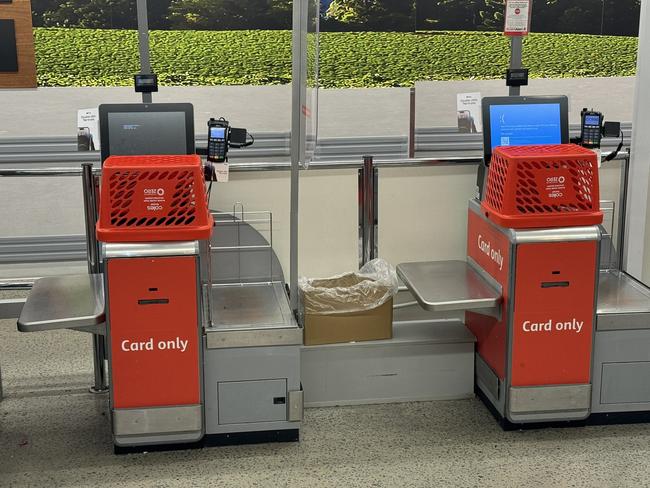 Coles supermarket service machines also not operating due to global outage. Staff telling customers they are only accepting cash. Picture: X