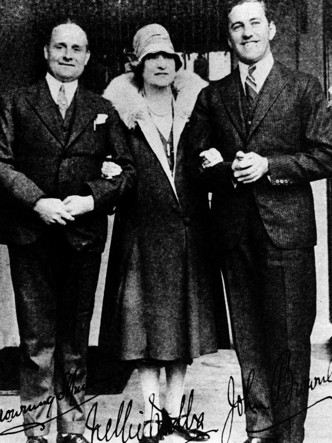 Nellie Melba sings with Browning Mummery (left) and John Brownlee at Covent Garden, London, in 1926.