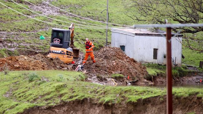 SES crews work on a spillway at the dam. Picture: Kelly Barnes