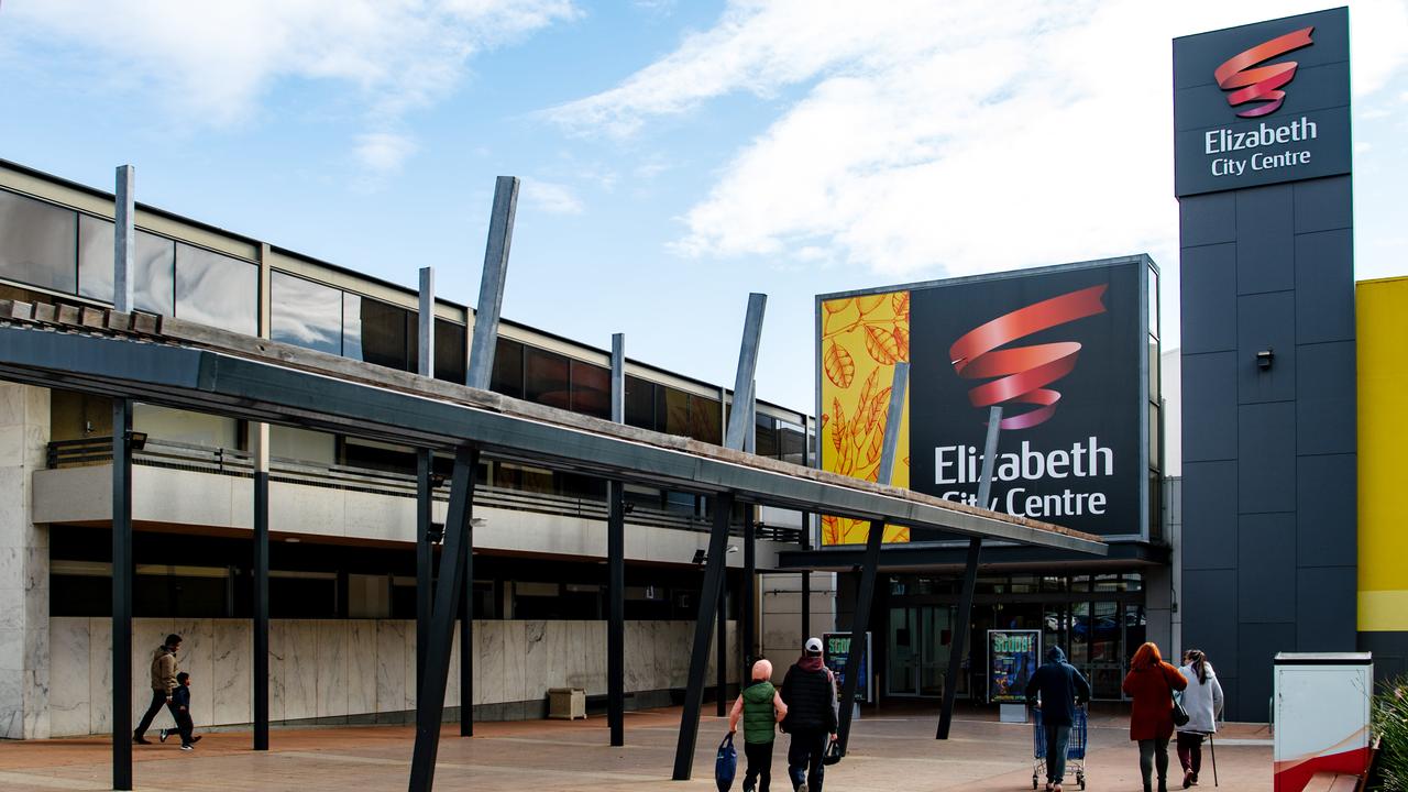 Teen ‘stabbed in shopping centre brawl’