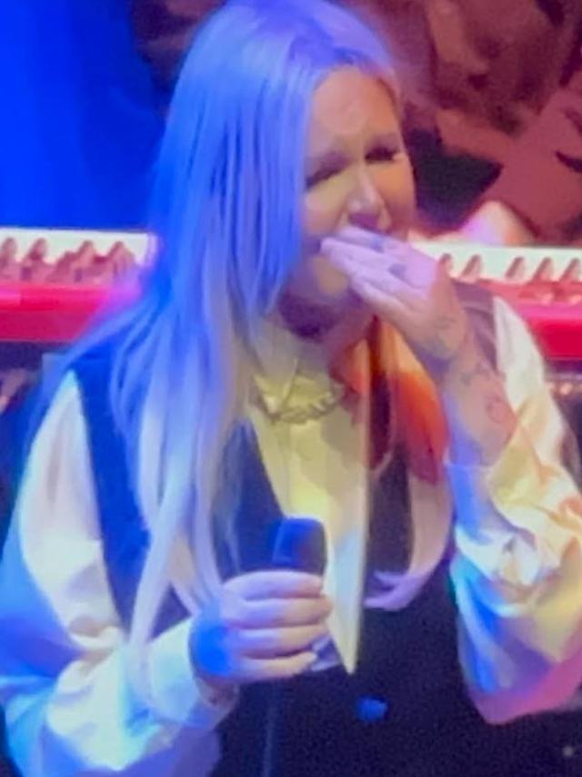 Tones & I breaks down on stage during An Evening With Drew Barrymore. Picture: Belinda Palmada