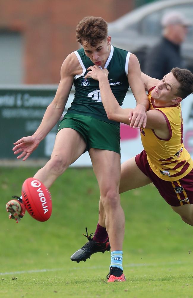 Cody Walker gets a kick away. Picture Yuri Kouzmin