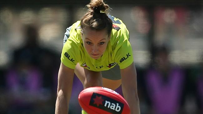 Eleni Glouftsis bounces the ball from Carlton v Essendon. Picture: Wayne Ludbey