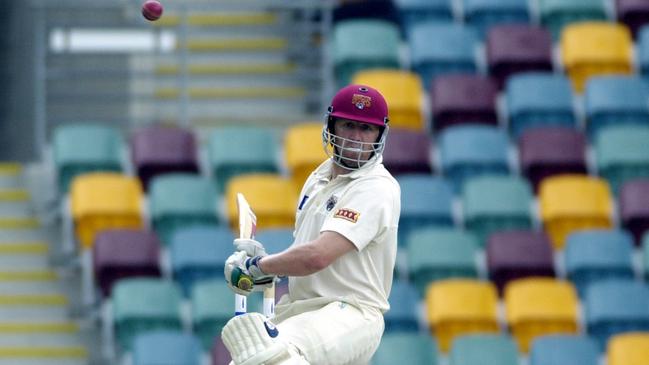 Clinton Perren batting for Queensland. (AAP Image/Dave Hunt)