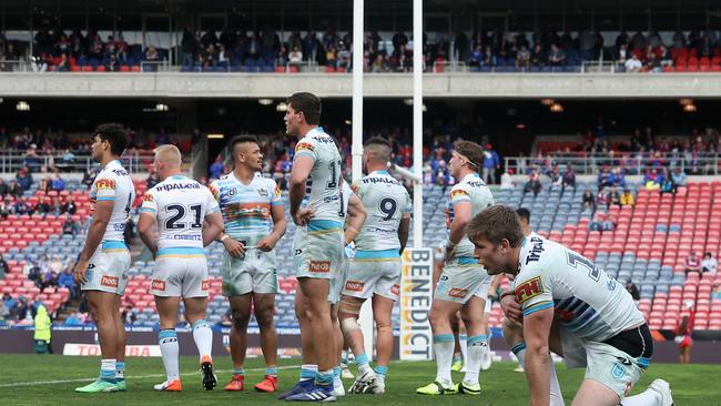 A dejected Titans side during their loss to the Knights in Round 24. Photo: Ashley Feder/Getty Images