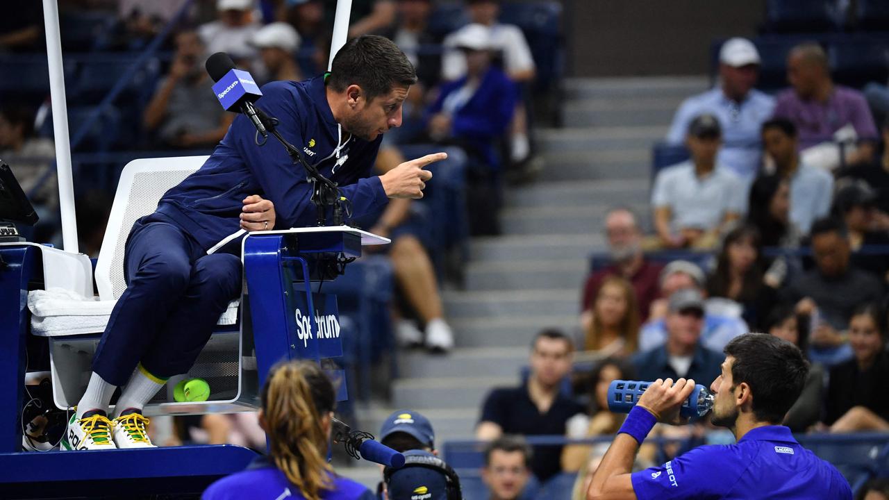 Novak Djokovic berbicara dengan wasit tentang gangguan penonton.  (Foto oleh Ed JONES / AFP)