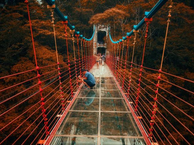 Taiwan opens terrifying walkway