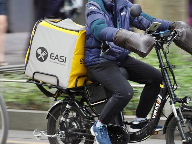 MELBOURNE, AUSTRALIA - NewsWire Photos, OCTOBER 21, 2022. Food delivery drivers in Victoria could soon have drastically improved fair pay and conditions an ambitious promise by the Victorian government. . Picture: NCA NewsWire / David Crosling