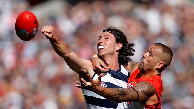 MELBOURNE, AUSTRALIA - SEPTEMBER 24: Jack Henry of the Cats and Lance Franklin of the Swans compete for the ball during the 2022 Toyota AFL Grand Final match between the Geelong Cats and the Sydney Swans at the Melbourne Cricket Ground on September 24, 2022 in Melbourne, Australia. (Photo by Dylan Burns/AFL Photos via Getty Images)