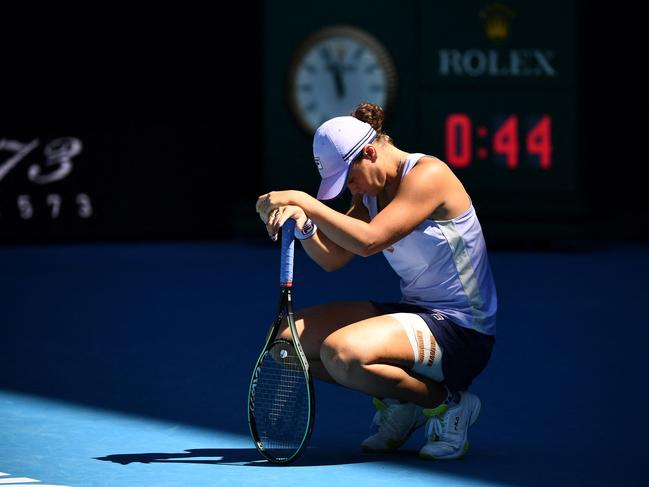 Australia's Ashleigh Barty waits as Czech Republic's Karolina Muchova receives medical attention during their women's singles quarter-final match on day ten of the Australian Open tennis tournament in Melbourne on February 17, 2021. (Photo by William WEST / AFP) / -- IMAGE RESTRICTED TO EDITORIAL USE - STRICTLY NO COMMERCIAL USE --