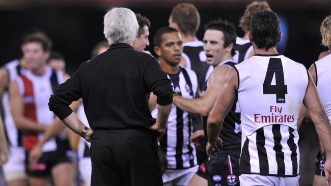 09/04/2010 SPORT: St Kilda v Collingwood. Etihad Stadium. Stephen Milne and Mick Malthouse clash at the 1/4 time huddle.