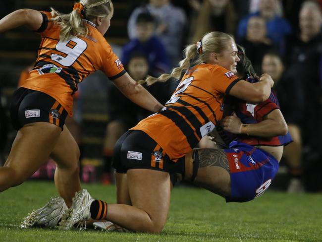 Abbie Hamilton wins the forward battle for The Oaks. Picture Warren Gannon Photography