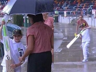 Mel Jones gifted a brand new cricket bat to some kids during the women's Ashes Test.