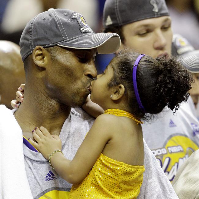 Kobe kisses Gianna after winning an NBA championship in 2009.