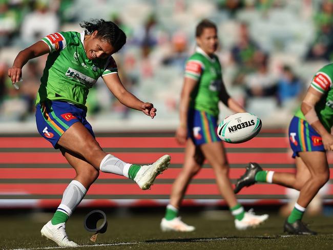 Captain of the Raiders Zahara Temara kick the ball (Photo by Jeremy Ng/Getty Images)