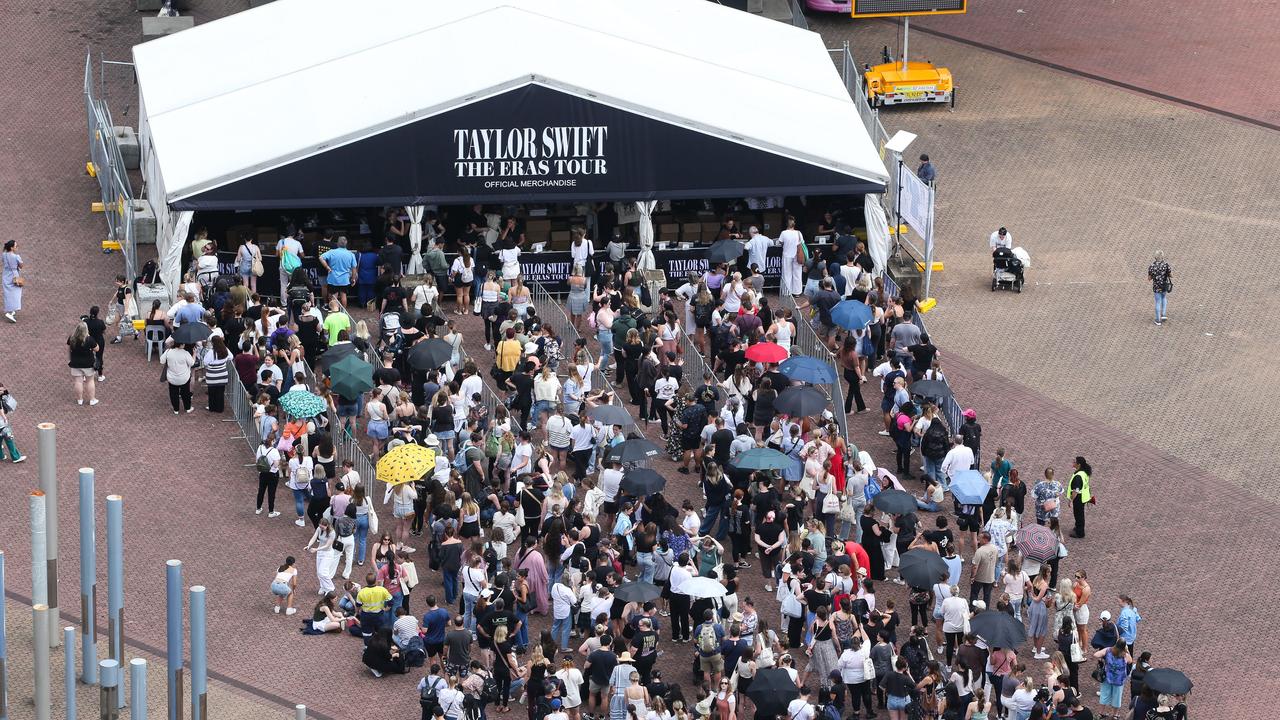 Fans line up for Taylor Swift merch