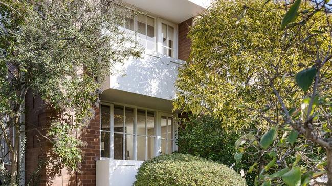 The apartment is close to Glenferrie Rd’s shops and cafes, Fairview Park and trams connecting to the Melbourne CBD and Camberwell Junction.