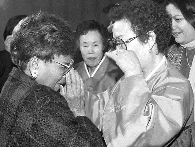 Former Philippine sex slave Julia Porras and South Korean sex slave Lee Yong-su weep during Third Women's Solidarity Forum on Military Sexual Slavery by Japan in Seoul in 1995.