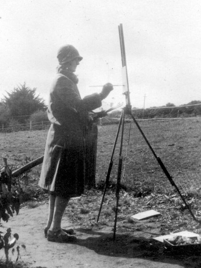 Clarice Beckett painting at Mount Macedon in 1929.