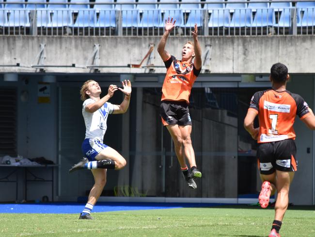 Jackson Lill (Tigers) and Jordi Mazzone contest the ball. Picture: Sean Teuma/NewsLocal