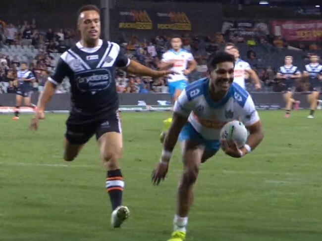 Tyrone Peachey completed a length of the field try.
