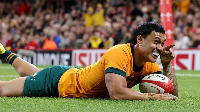 CARDIFF, WALES - NOVEMBER 17: Len Ikitau of Australia celebrates scoring his team's seventh try during the Autumn Nations Series 2024 match between Wales and Australia at the Principality Stadium on November 17, 2024 in Cardiff, Wales. (Photo by David Rogers/Getty Images)