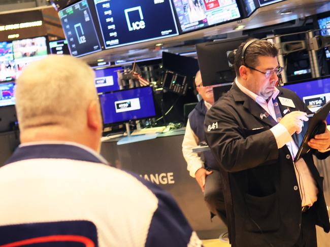 NEW YORK, NEW YORK - APRIL 27: Traders work the floor of the New York Stock Exchange during morning trading on April 27, 2022 in New York City. Wall Street opened higher today, rising over 200 points after the Dow Jones fell over 800 points yesterday.   Michael M. Santiago/Getty Images/AFP == FOR NEWSPAPERS, INTERNET, TELCOS & TELEVISION USE ONLY ==