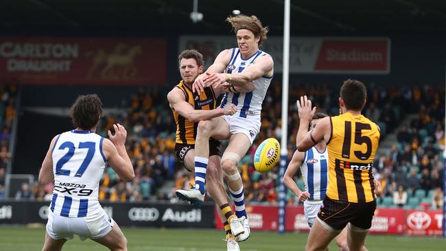 Ben Brown of the Kangaroos is challenged by Blake Hardwick of the Hawks during the round 21 AFL match between the Hawthorn Hawks and the North Melbourne Kangaroos at University of Tasmania Stadium on August 13, 2017 in Launceston, Australia. (Photo by Robert Cianflone/Getty Images)