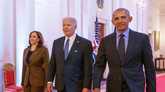 TOPSHOT - (L-R) US Vice President Kamala Harris, US President Joe Biden, and former President Barack Obama arrive to deliver remarks on the Affordable Care Act and Medicaid in the East Room of the White House in Washington, DC, on April 5, 2022. (Photo by MANDEL NGAN / AFP)