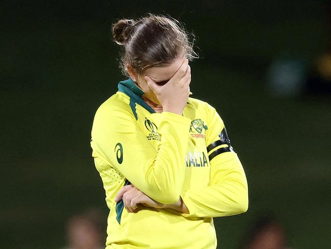 Australia's Jess Jonassen reacts after a successful catch to dismiss Englandâs Katherine Brunt  during the Round 1 Women's Cricket World cup match between Australia and England at Seddon Park in Hamilton on March 5, 2022. (Photo by MICHAEL BRADLEY / AFP)