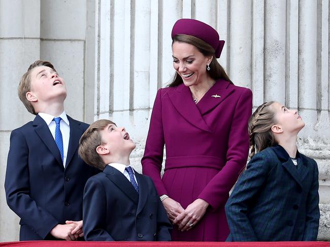 LONDON, ENGLAND - MAY 05: (L-R) Prince George of Wales, Prince Louis of Wales, Catherine, Princess of Wales and Princess Charlotte of Wales watch the fly-past on the balcony of Buckingham Palace whilst watching a fly-past during the military procession to mark the 80th anniversary of VE Day on May 05, 2025 in London, England. The King and Queen, joined by Members of the Royal Family, will take part in events from May 5th to May 8th to commemorate the 80th anniversary of VE Day, which signalled the end of the Second World War in Europe. (Photo by Chris Jackson/Getty Images)