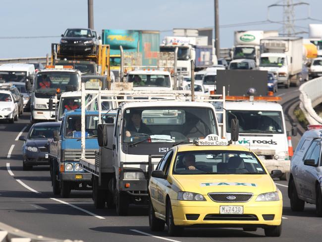 Traffic chaos as the police prepare to shut the in-bound lanes of the West Gate Bridge (Westgate Bridge) at the scene of an acid spill. Chemical.