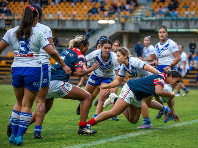 Jaydah Tofae crashes her way over for a try. Picture: Thomas Lisson