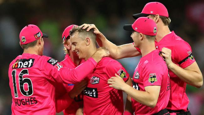 Sixers players congratulate Tom Curran after they beat the Thunder in the Super Over.