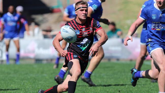 Alex Boles unloads a pass. Picture: Steve Montgomery Sports Photography