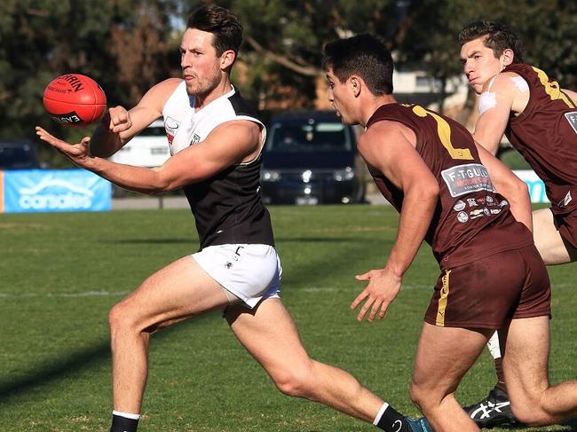 Mitch Farmer feeds out a handball. Picture: Davis Harrigan