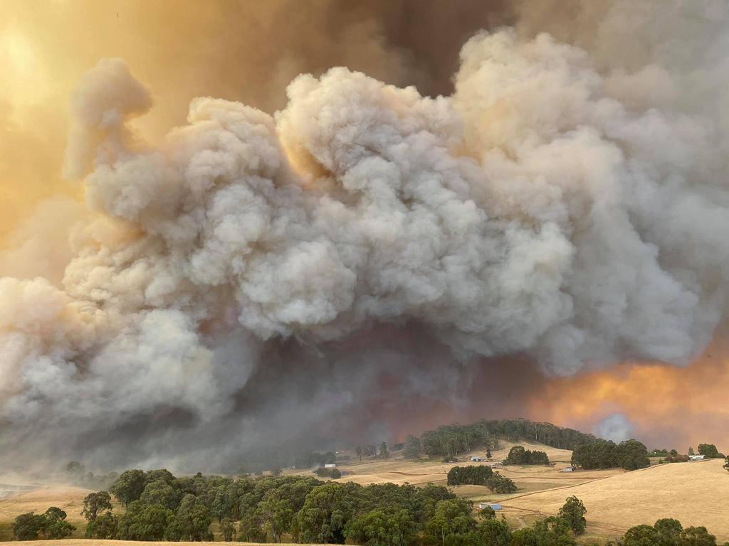 The Dunns Road fire approaches Batlow in NSW on the weekend. Picture: Twitter @Kelly_J_SmallC