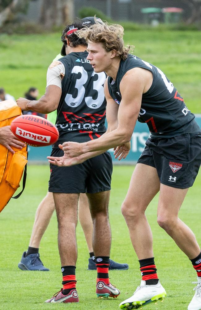 Xavier Duursma dishes a handball. Picture: Jake Nowakowski