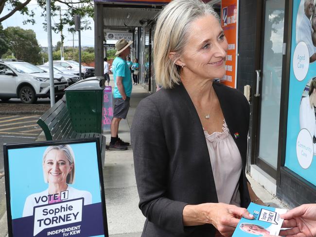 MELBOURNE, AUSTRALIA - NewsWire Photos, NOVEMBER 7, 2022. Sophie Torney the independent  candidate for Kew pictured in Balwyn North campaigning for the Victorian state election. Picture: NCA NewsWire / David Crosling