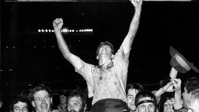 teve Mortimer is chaired off the ground after NSW’s 1985 Origin victory.