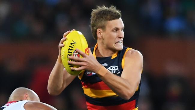 ADELAIDE, AUSTRALIA - APRIL 01:Jordan Dawson of the Crows marks over Sam Powell-Pepper of Port Adelaide  during the round three AFL match between Port Adelaide Power and Adelaide Crows at Adelaide Oval, on April 01, 2023, in Adelaide, Australia. (Photo by Mark Brake/Getty Images)