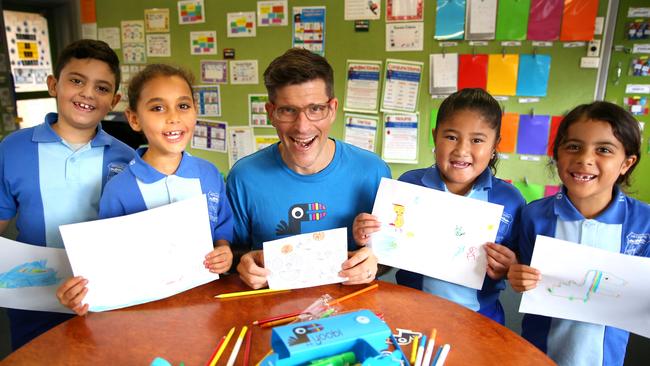 Mohammad Dahdoleh, Hala ElMarouk, Bachelor host Osher Gunsberg, Naomi Loane and Atelaite Tuamoheloa show off their drawing skills. (AAP Image / Angelo Velardo)