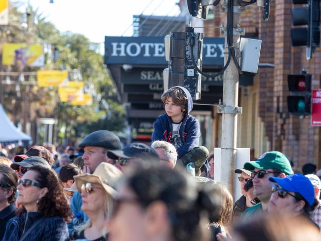 Crowds at the 2018 Manly Jazz festival. (AAP Image/Jordan Shields)