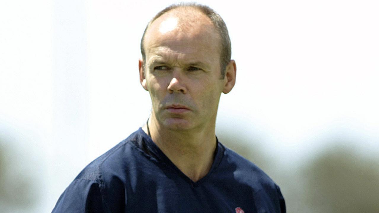 01/09/2004 PIRATE: NOVEMBER 4, 2003 : England 's head coach Clive Woodward watching a training session in Brisbane during Rugby World Cup (RWC) 04/11/03. Union P/