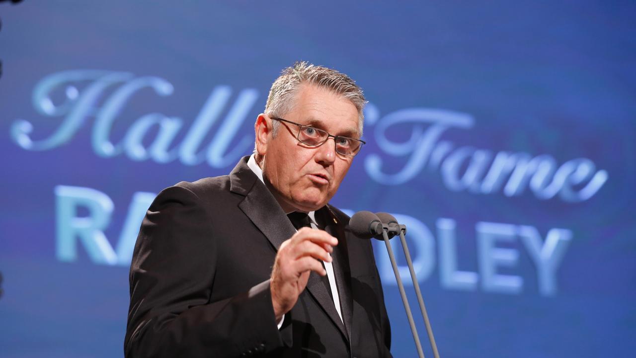 Radio Hall of Fame inductee Ray Hadley addresses the audience at the ACRAs 2017