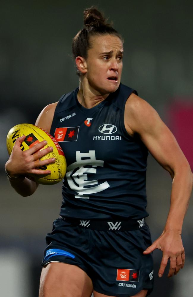 Harriet Cordner looks for an option. Picture: Josh Chadwick/AFL Photos/via Getty Images