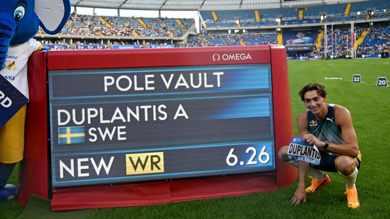 TOPSHOT - First placed Swedenâ&#128;&#153;s Armand Duplantis poses next to a board displaying his new 6,26 meters world record after the men's pole vault event of the Silesia Diamond League athletics meeting in Chorzow, Poland, on August 25, 2024. (Photo by Sergei GAPON / AFP)