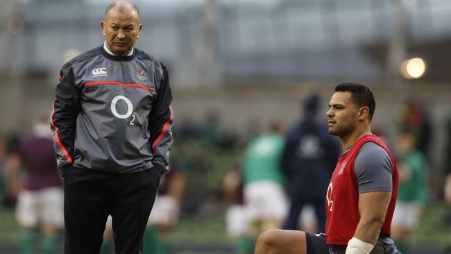 (FILES) In this file photo taken on March 18, 2017 England's head coach Eddie Jones (L) stands by England's Ben Te'o ahead of the Six Nations international rugby union match between Ireland and England at the Aviva Stadium in Dublin. — Ben Te'o was a shock omission from England's 31-man squad for the 2019 World Cup in Japan announced by coach Eddie Jones on August 12, 2019. (Photo by Adrian DENNIS / AFP)