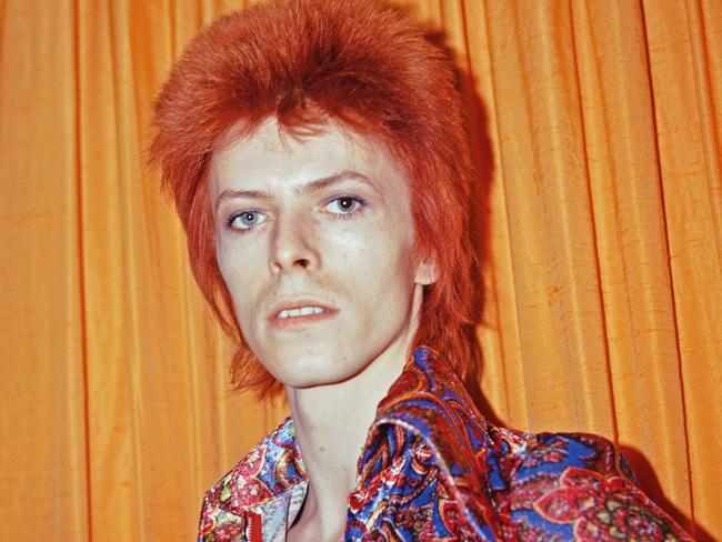 NEW YORK - 1973: Rock and roll musician David Bowie poses for a portrait dressed as 'Ziggy Stardust' in a hotel room in 1973 in New York City, New York. (Photo by Michael Ochs Archives/Getty Images)