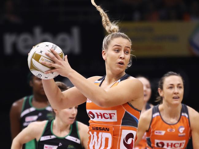 Jamie-Lee Price of the Giants looks for a pass during the Super Netball Major Semi Final match between Giants Netball and the West Coast Fever at QuayCentre in Sydney, Saturday, August 11, 2018. (AAP Image/Brendon Thorne) NO ARCHIVING, EDITORIAL USE ONLY